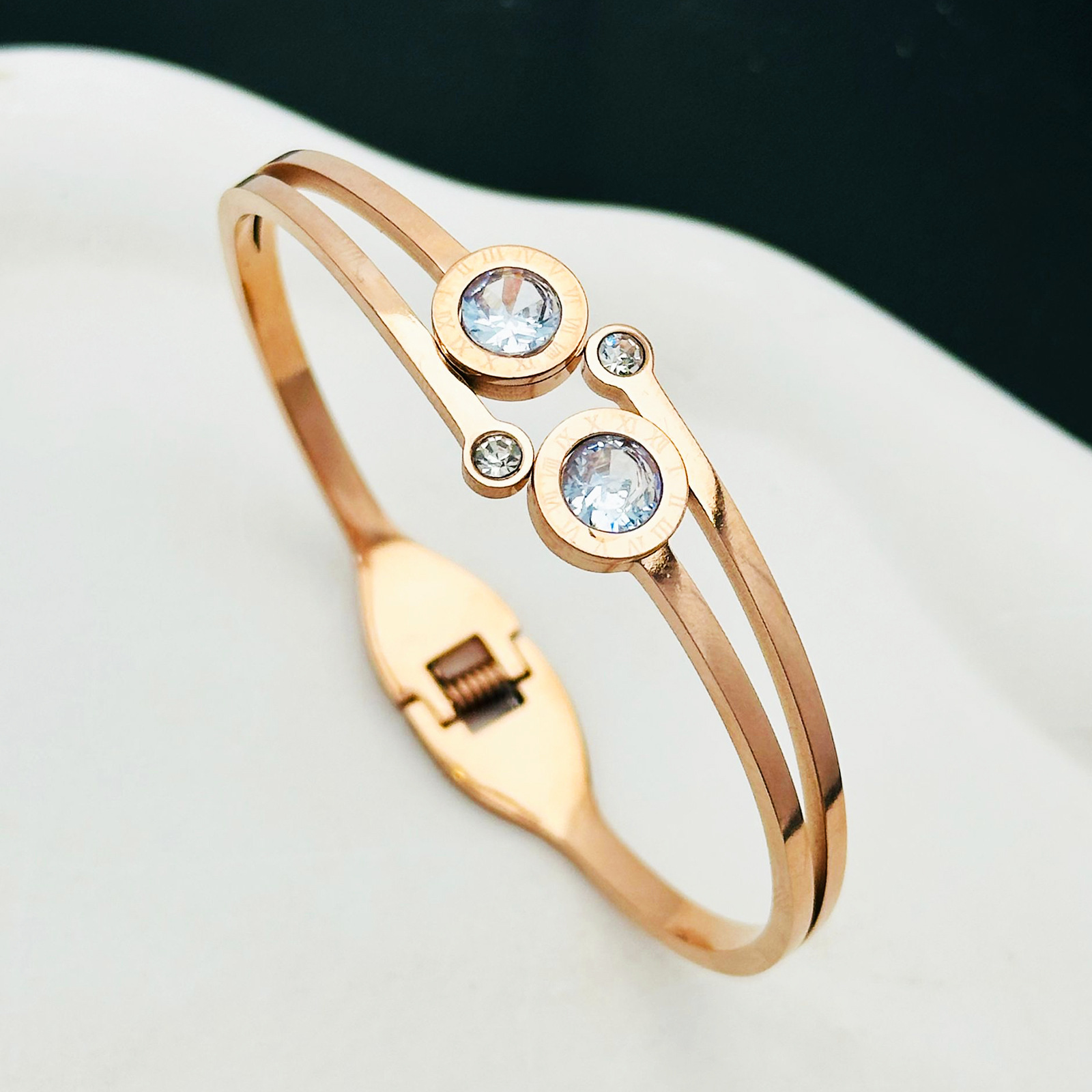 Brazalete de diamante de letras romanas transfronterizas lujoso ligero abierto de titanio de oro 18k nuevo brazalete de acero inoxidable joyas