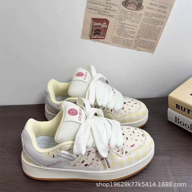 Корейская версия клюквенная цветная нишевые туфли для женщин in прилив 2024 весна и осень новые дикие спортивные повседневные хлебные туфли