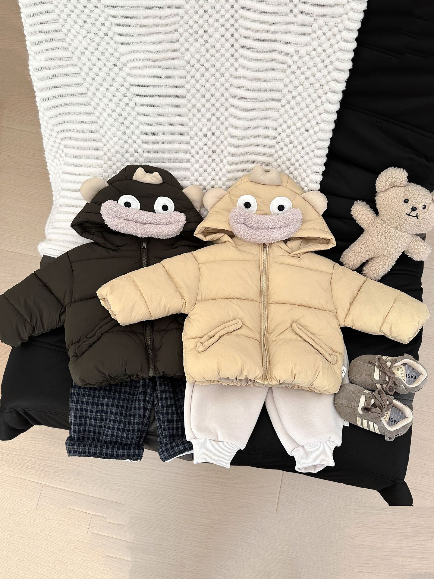 Ropa de invierno de algodón bebé nuevo tipo de dibujos animados para hombres y mujeres lindos algodón intercalado grueso abrigo de algodón cálido