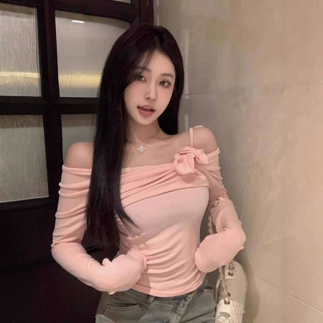 Трансграничный дизайн внешней торговли ощущает трехмерные цветы сексуальная тонкая тонкая футболка с длинными рукавами 2025 новая горячая девушка косая рубашка ins