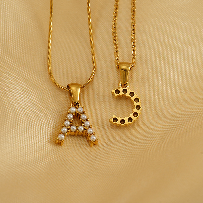 Collier avec pendentif lettre initial et chaîne serpent or_voghion.com