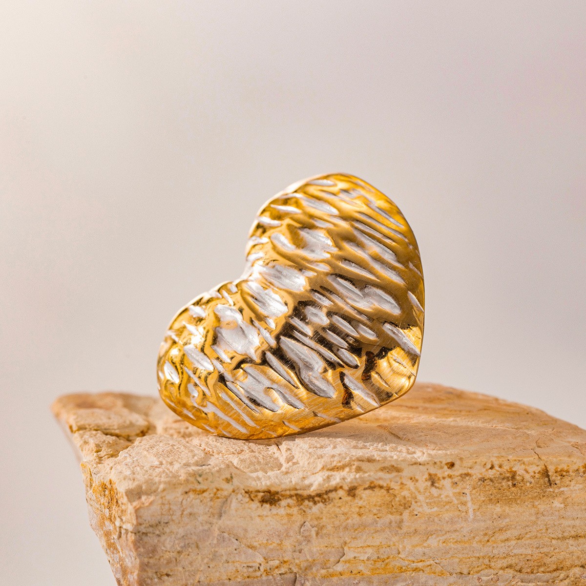 Taena Pendientes de amor de acero inoxidable europeo y americano, lujo ligero, moda de alta gama, pendientes de acero de titanio con patrón de martillo de dos colores, joyería transfronteriza