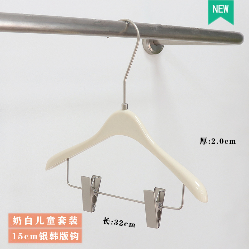 Tienda de ropa de mujer especial acrílico crema blanco juego de perchas antideslizantes plástico para niños soporte de ropa al por mayor logotipo