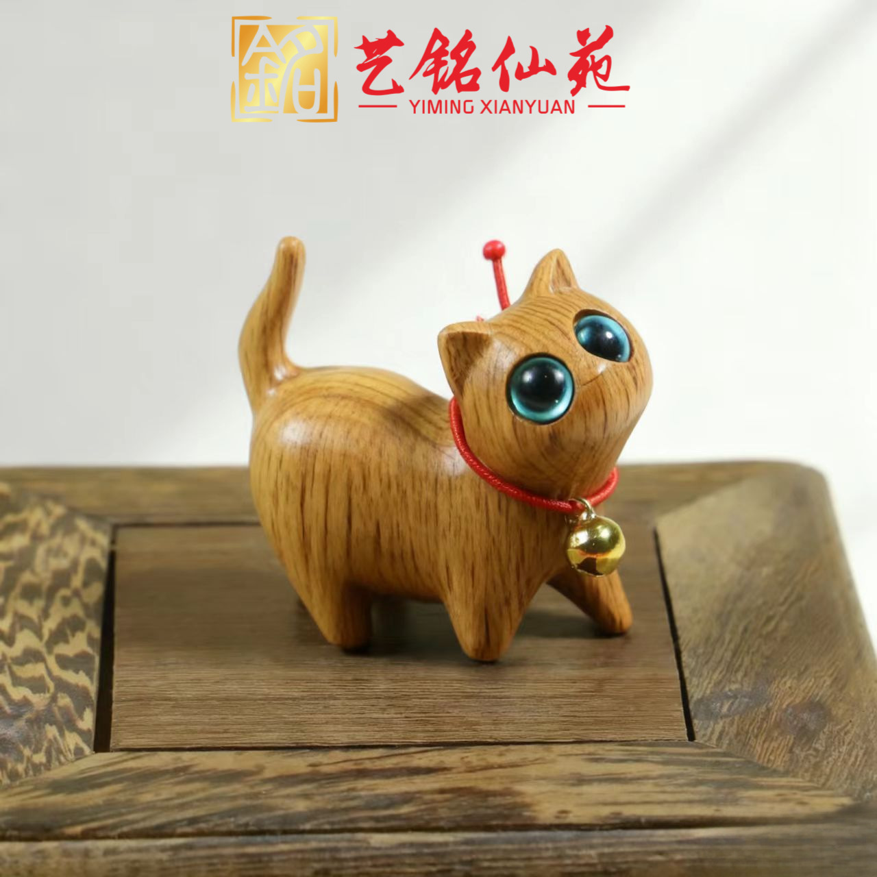 Madera de sándalo encantadora con ojos inclinados con campanas gatos adornos gatos esculpidos de sándalo creativos regalos de cumpleaños