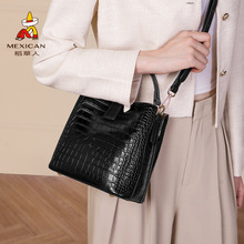 �����˰���Ůʿ�¿�ٴ�С��ˮͰ���{�~�y������������μ�б���