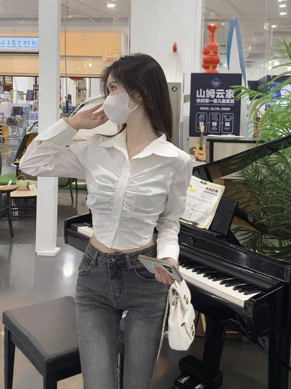 小柄なホットガール向けのデザインプリーツシャツ、セクシーで純粋な欲望の白シャツ、春と秋向けのショートフレンチピンチウエストトップ|undefined