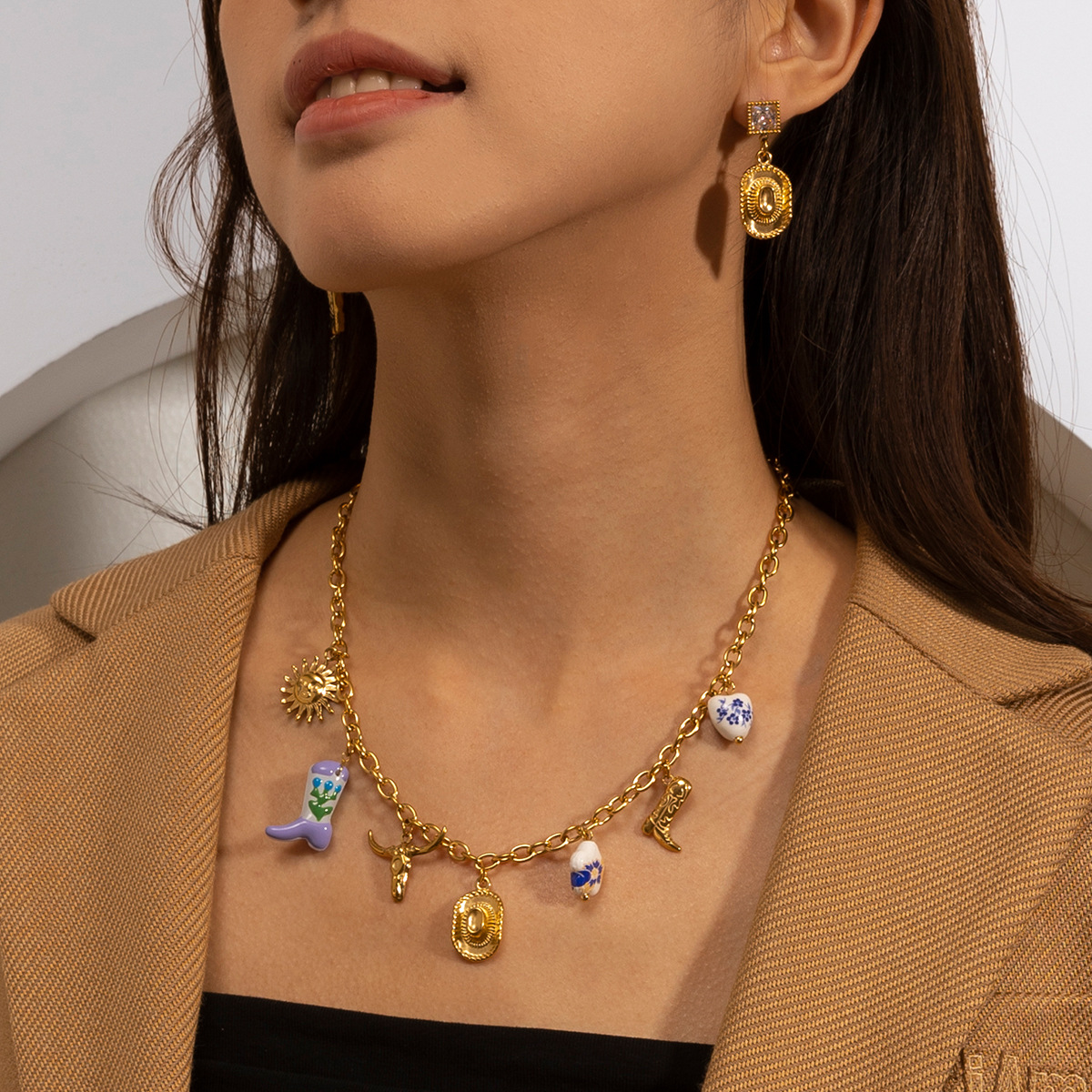 Collar de acero inoxidable TENA Europa y América lujo ligero nicho diseño versátil sensación de muchos colgantes chapados en oro cadenas clavículas transfronterizas mujeres