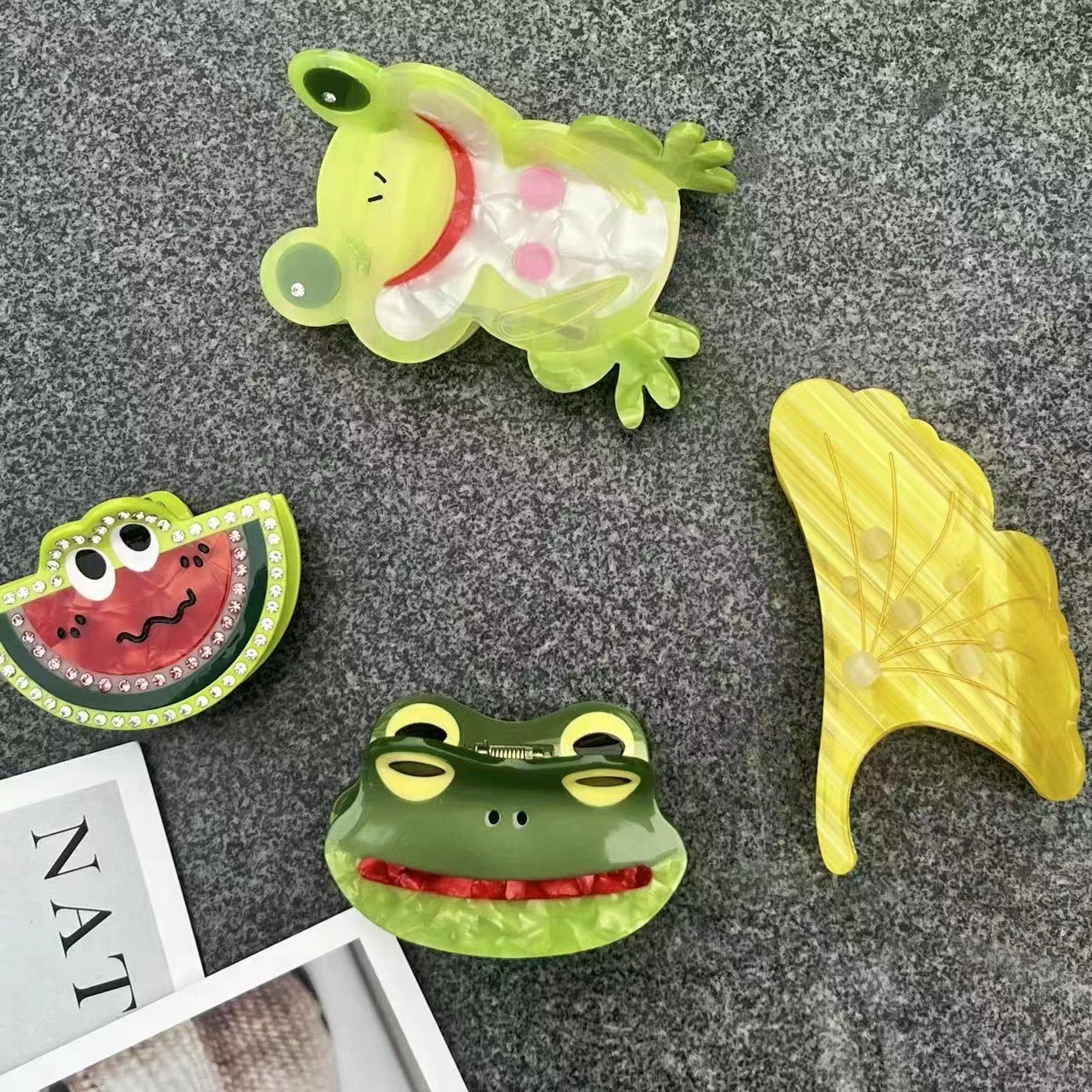 Frau Süß Frosch Acetatplatten Haarkrallen display picture 1