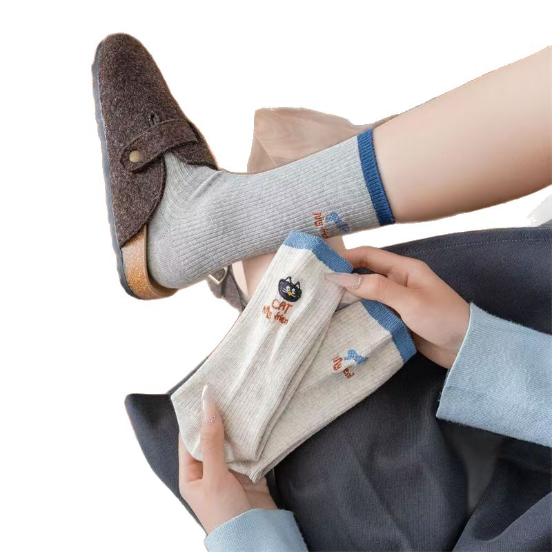 Otoño y invierno calcetines de moda de la personalidad femenina, color combinado, versión AB bordada, letras de pez, medias, medias