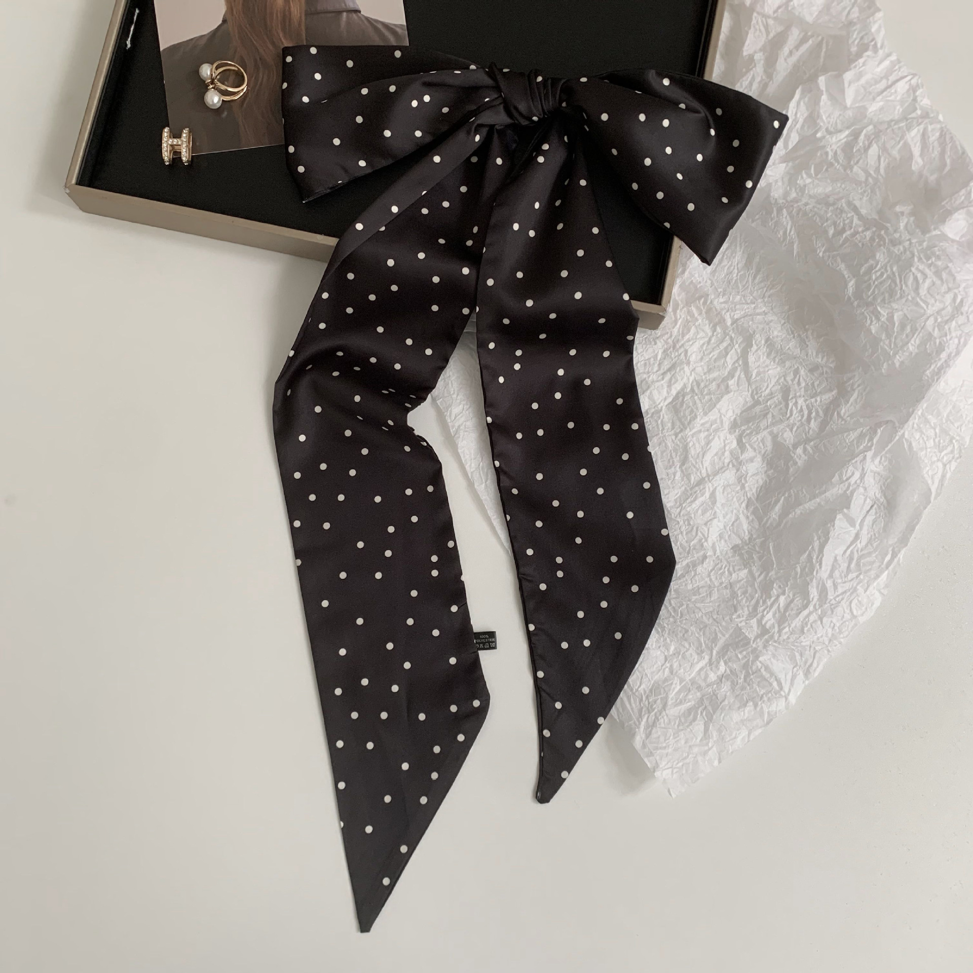 Versión coreana de la bufanda de seda de imitación con lunares decorativos de todo fósforo