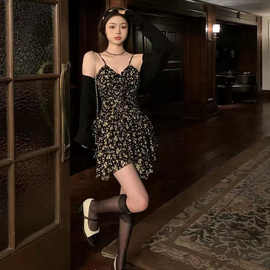 2025黑色碎花连衣裙女不规则茶歇裙短裙辣妹收腰吊带裙