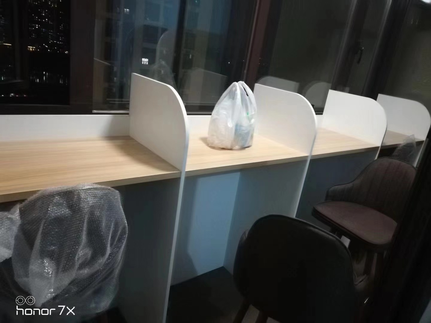 발코니 테이블 멀티 사람 위치