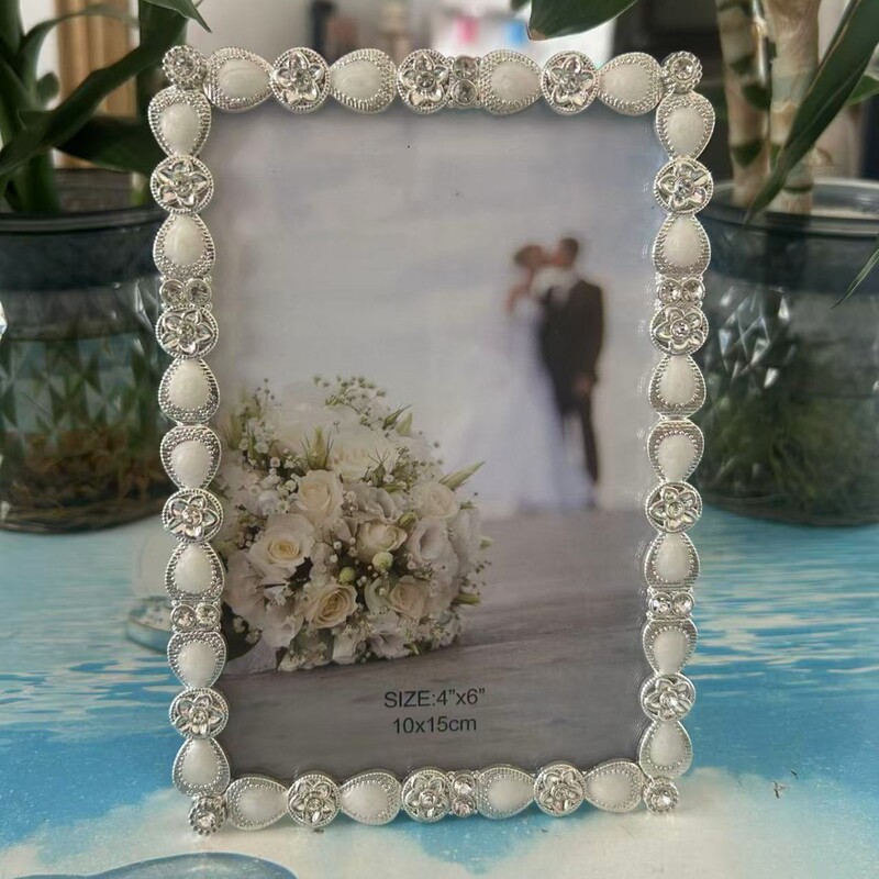 3D Gold Fashionable Minimalist Metal Photo Frame Tabletop Home Decoration Ornament Modern Simple Creative 3D Gold Fashionable Minimalist Metal Photo Frame Tabletop Home Decoration Ornament Modern Simple Creative
