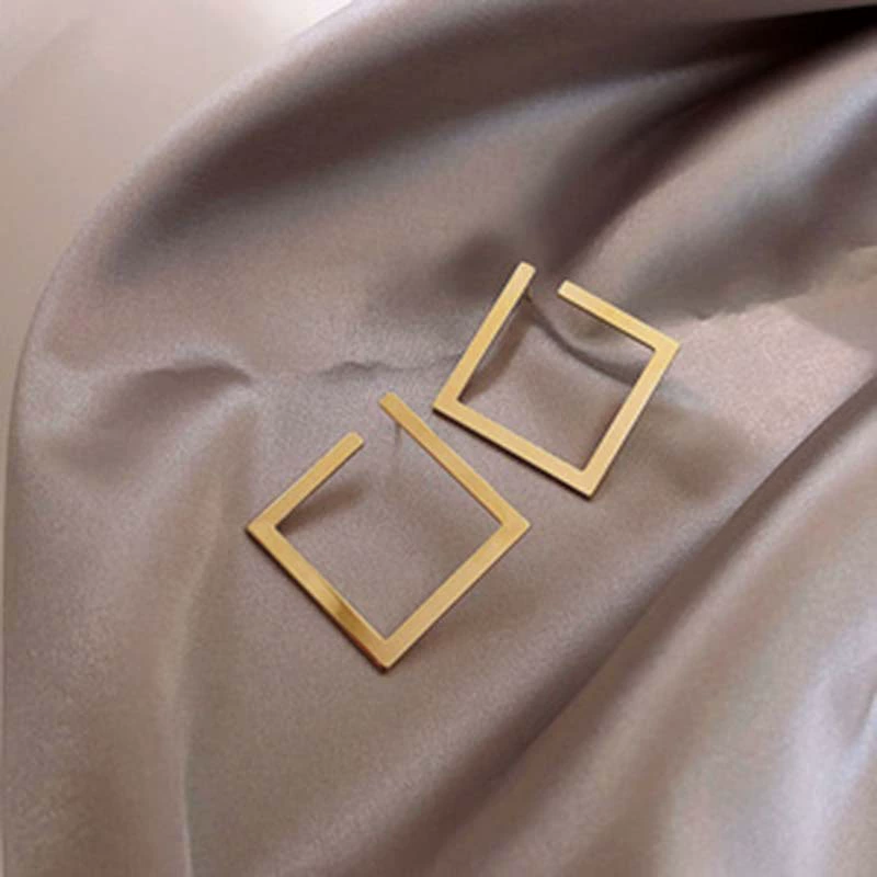 Metal silver needle, universal brand fashionable earrings, simple and elegant design, high-quality style