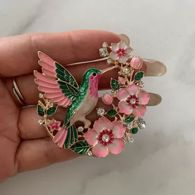 New European and American cross-border style peach blossom hummingbird brooch with diamonds for women, fashionable enamel high-end niche design (Yaxa sancaqları) - xz03-beardado