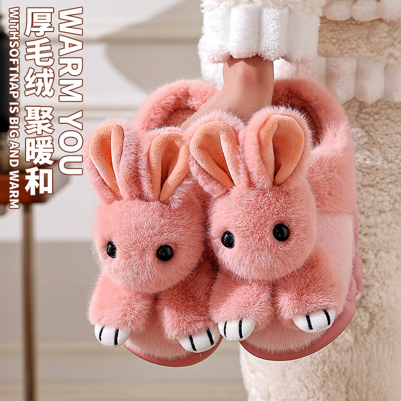 Zapatillas de algodón para mujeres invierno 2025 nuevas parejas interiores con una base gruesa de terciopelo para calentar el mes zapatos de algodón para hombres