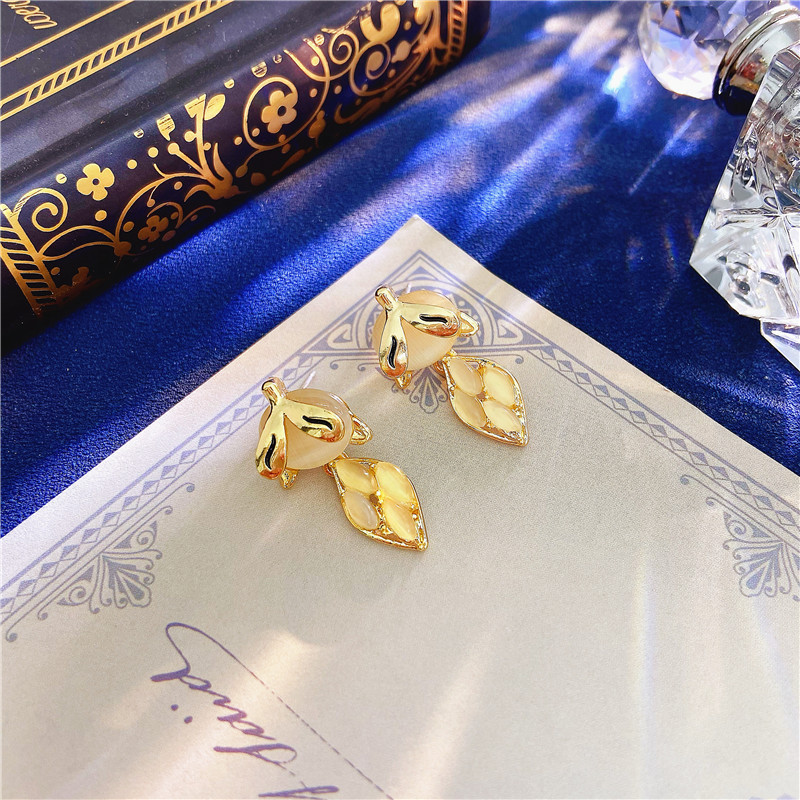 Korea Golden Geometric Fox Earrings display picture 1