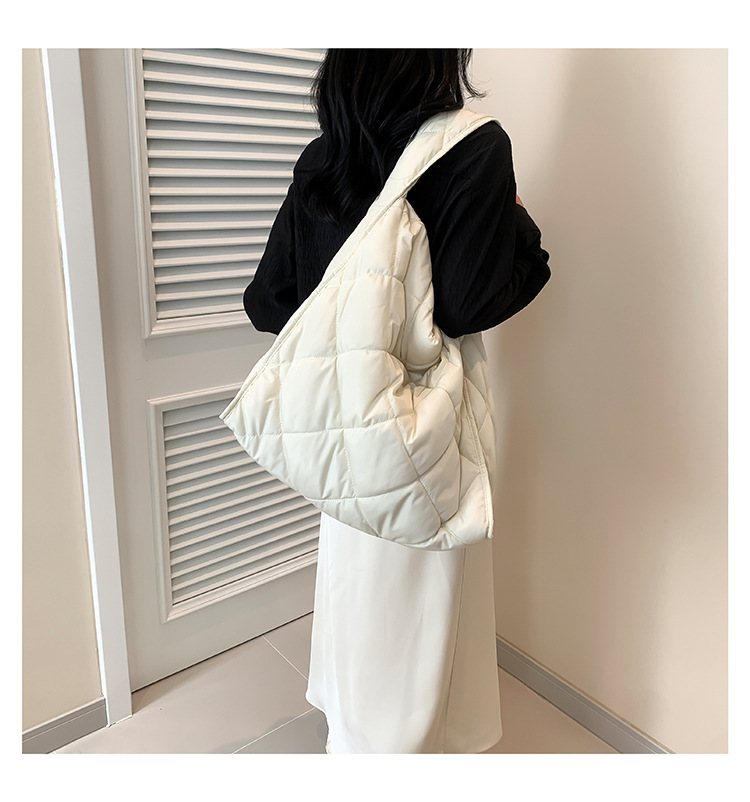 Women's Large Pu Leather Solid Color Lingge Streetwear Square Zipper Shoulder Bag display picture 11