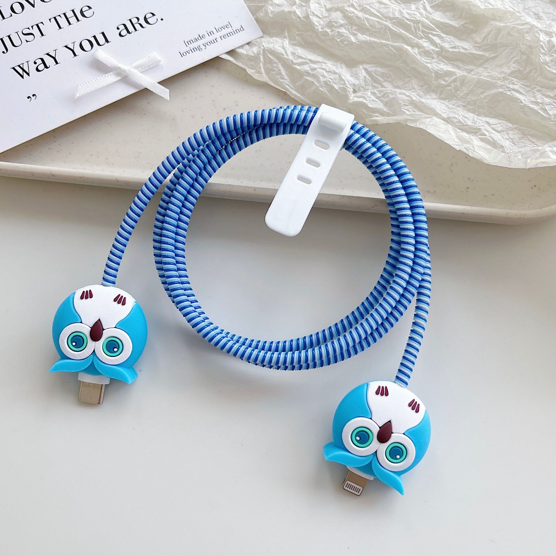 Amazon cartoon cable de datos cubierta adecuada para Apple Android cable de datos de carga rápida cuatro piezas en stock al por mayor