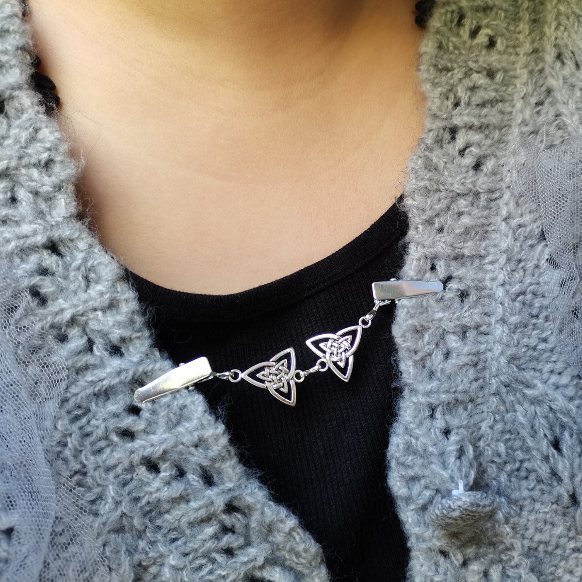 Venta caliente clip de cuello transfronterizo clip de suéter geométrico simple ropa rompevientos chal clip hebilla anti-exposición de las mujeres