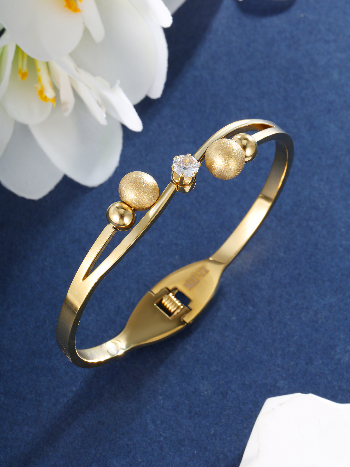 Joyería Xuping Estilo europeo y americano INS Pulsera de acero de titanio de lujo ligero Moda femenina Mariposa transfronteriza Amor Accesorios de acero inoxidable