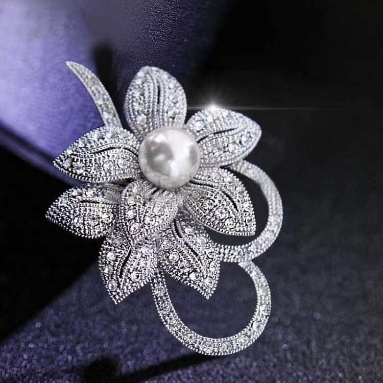 Damenbekleidungszubehör Anti-Exposition Schneeflocke Perle Kristall Brosche exquisite Blumennadel_voghion.com