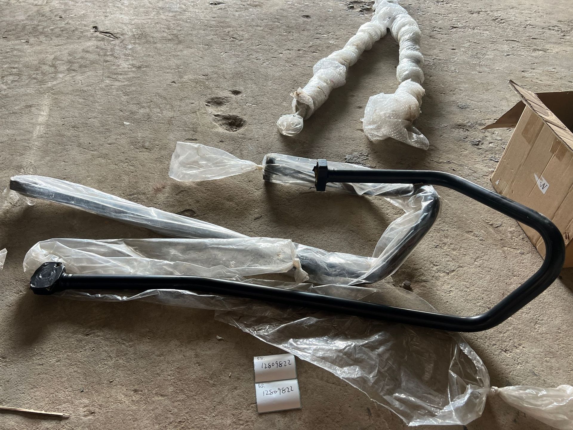 现货供应三一挖掘机配件：12809822	SY305H左大腔钢管总成