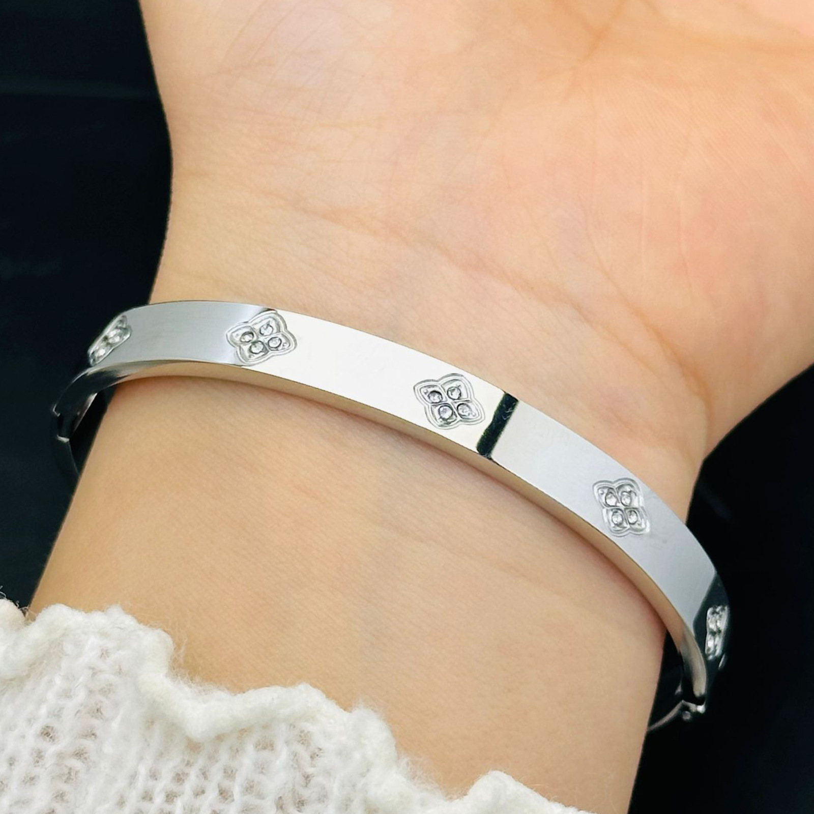 Cuatro hojas de hierba brillante pulsera de diamantes transfronterizas pareja femenina de moda lujosa no desvanecerse pulsera de anillo de moda novia de acero de titanio