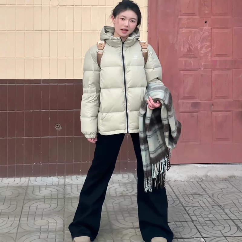 Yin Xueshi outdoor waterproof 2026 stunningly beautiful women's short down jacket, new winter style, slimming and not bulky