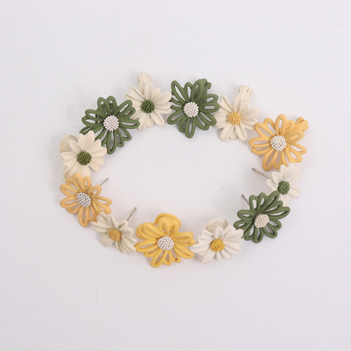 Light luxury, painless mosquito coil clip earrings, asymmetrical daisy earrings for girls, small fresh silver needles, contrasting flowers for girls