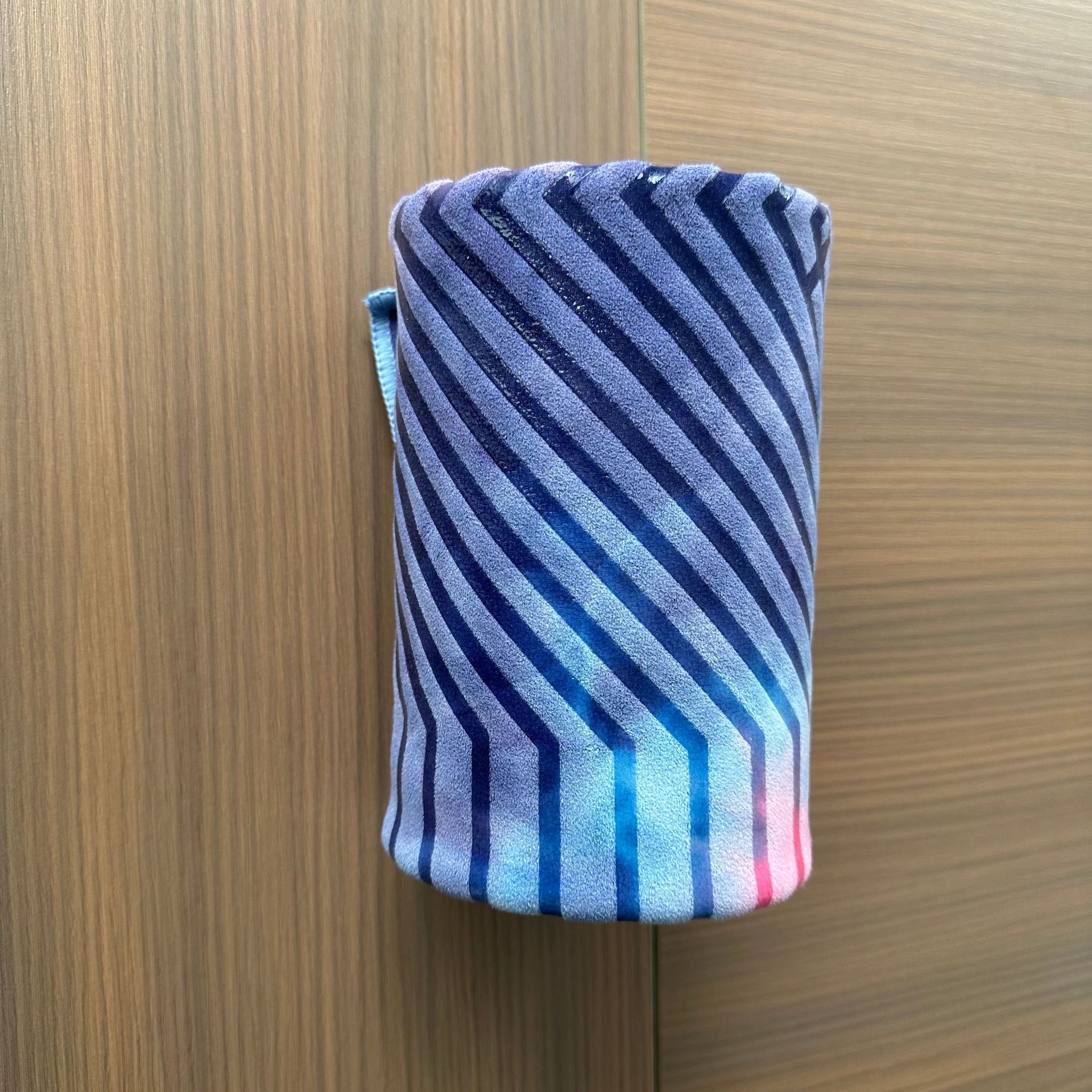 Double-Sided Velvet Yoga Towel, Quick Moisture Absorption and Non-Slip, Double-Sided Adhesive Strips to Fit Yoga Mats Without Displacement, a Must-Have for Sports