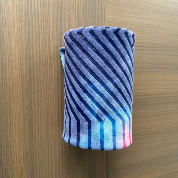 Double-Sided Velvet Yoga Towel, Quick Moisture Absorption and Non-Slip, Double-Sided Adhesive Strips to Fit Yoga Mats Without Displacement, a Must-Have for Sports