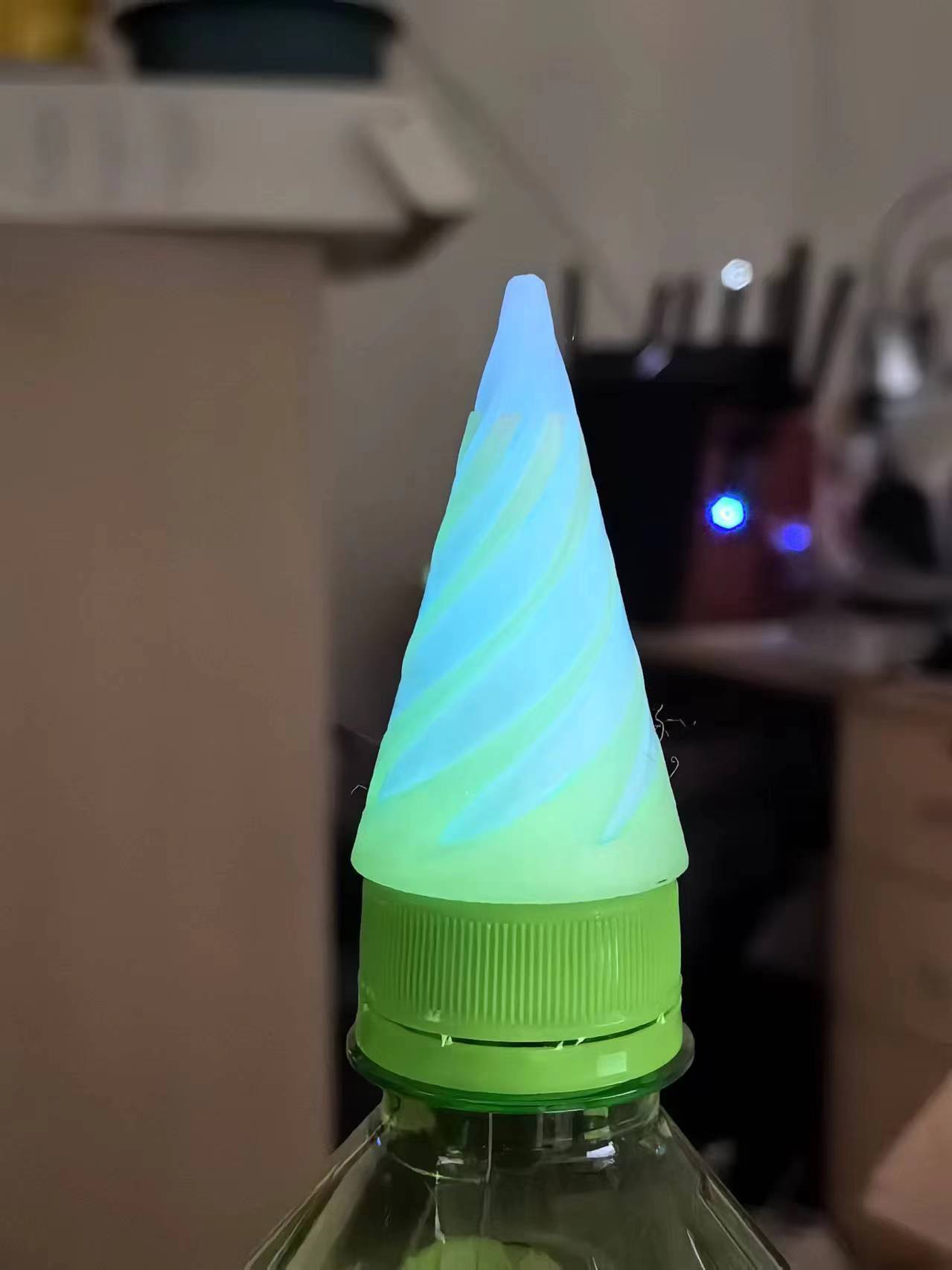 파란색과 녹색 빛나는 나선형 원뿔 6CM