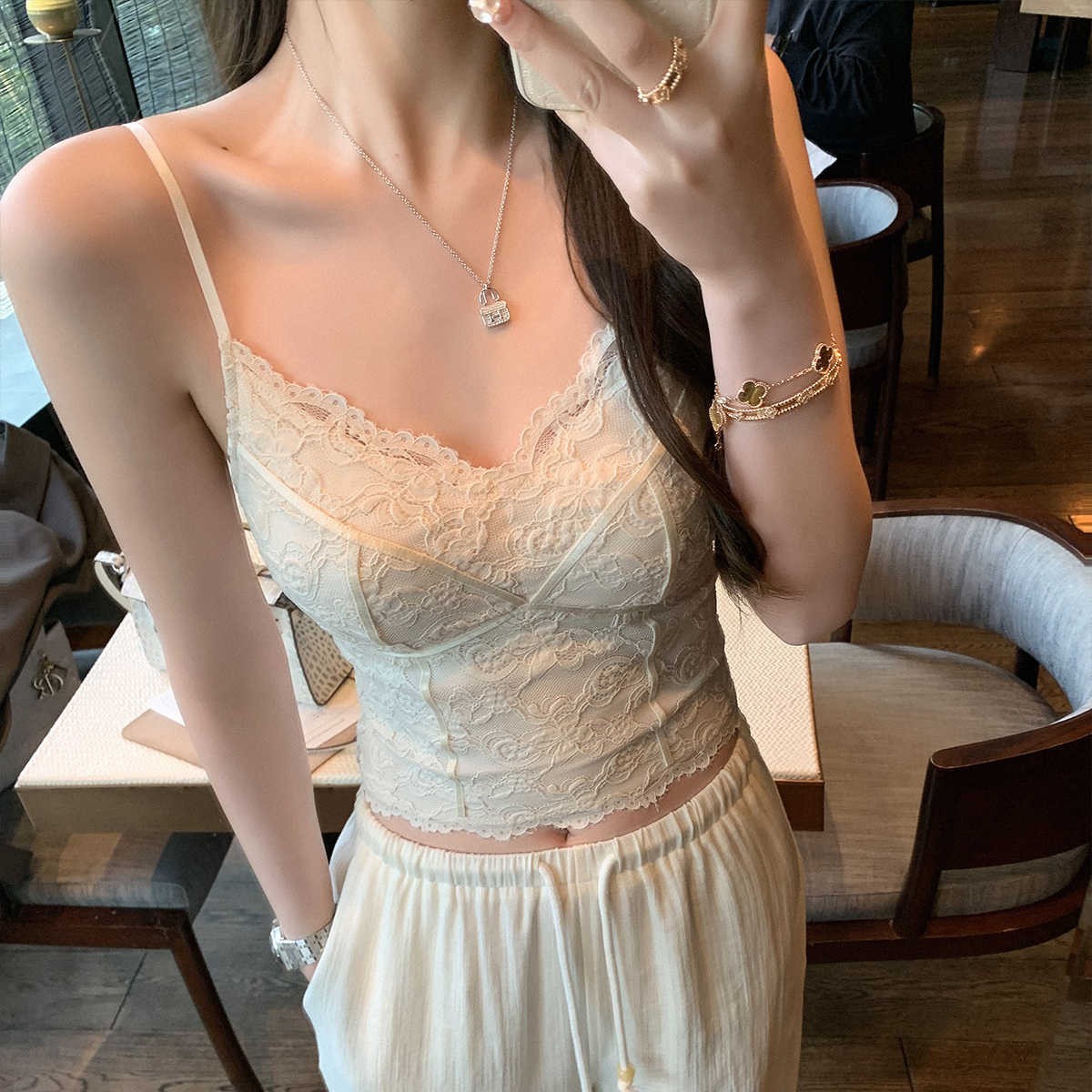 V-Neck Lace Beautiful Back Camisole Vest for Women in Autumn and Winter with Fixed Chest Pad Warm Base Top Versatile