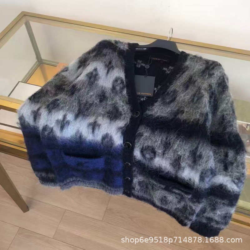 Lujia Haute Couture Holiday Series Letter Jacquard Mohair V-Neck Single-Breasted Cardigan Knitwear Men's Style Lujia Haute Couture Holiday Series Letter Jacquard Mohair V-Neck Single-Breasted Cardigan Knitwear Men's Style