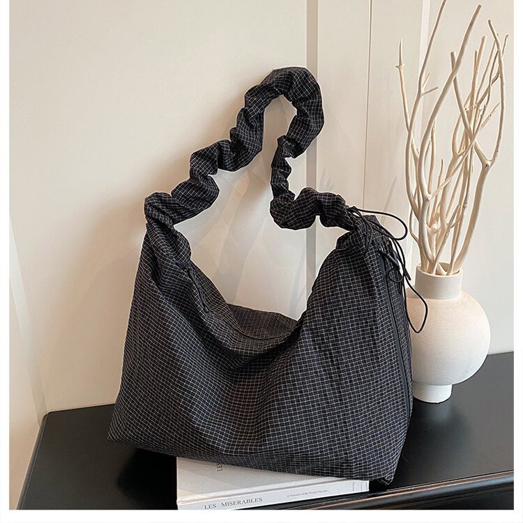 2025 New Plaid Puff Bag Women's Shoulder Crossbody Large Capacity Commuter Tote Bag Versatile Fashionable Cloud Bag