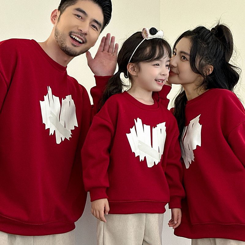 特别的亲子装加绒卫衣韩版休闲宽松2025一家三四口红色爱心过年服