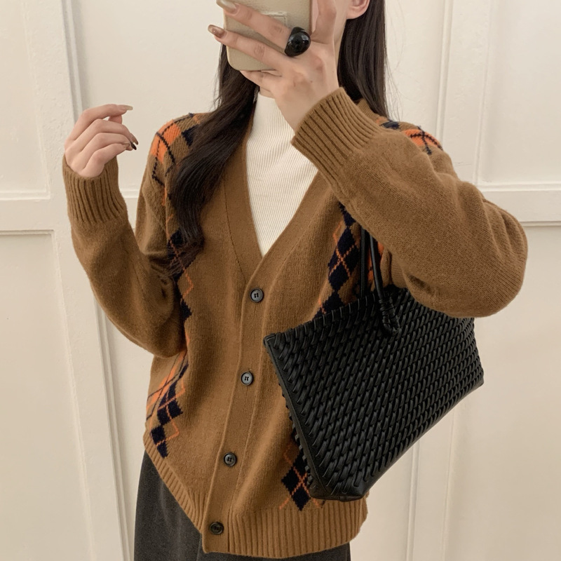 Korean-Style Diamond-Shaped Plaid Color-Block Knit V-Neck Wool Cardigan, Fashionable Autumn and Winter Cardigan, Women's Casual Knitwear Korean-Style Diamond-Shaped Plaid Color-Block Knit V-Neck Wool Cardigan, Fashionable Autumn and Winter Cardigan, Women's Casual Knitwear
