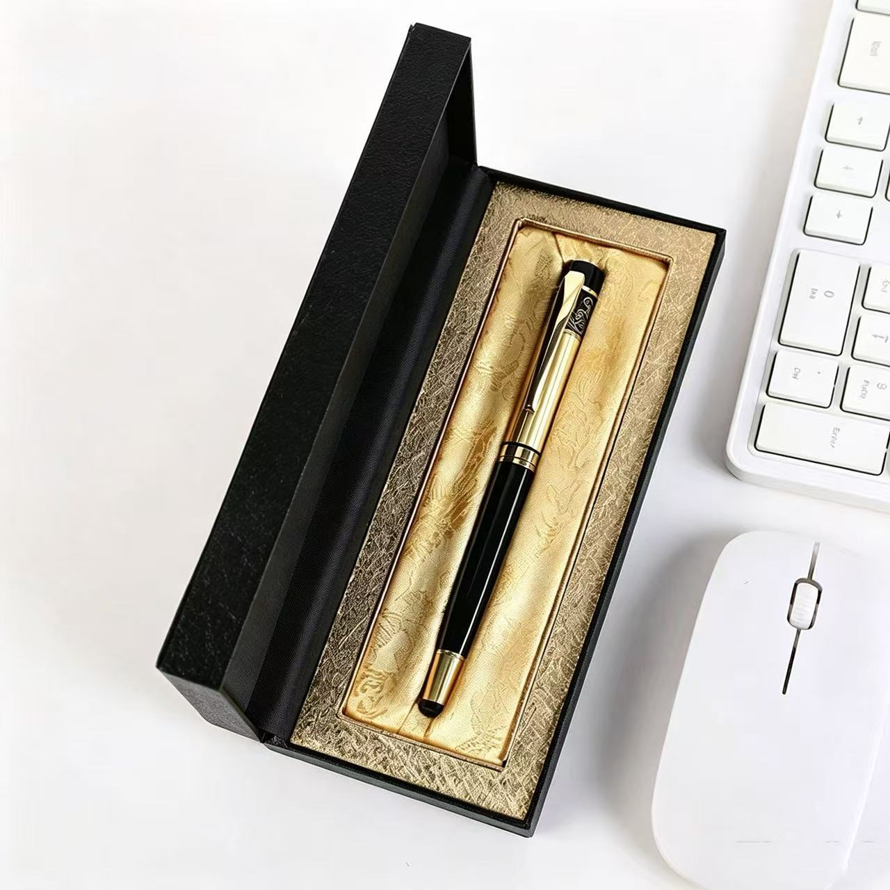 High-end black and gold signature pen, suitable for business and office use, with a comfortable grip and a metallic feel, and can be customized with a printed logo