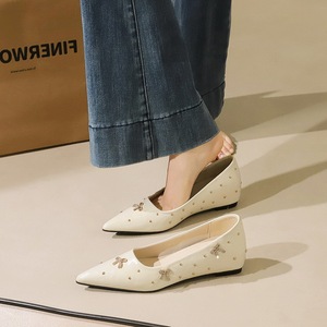 8699-32 Retro French Pointed Commuter Women's Shoes, Shallow Mouth Rivet, Water Diamond Bow, Inner Height Boosting 