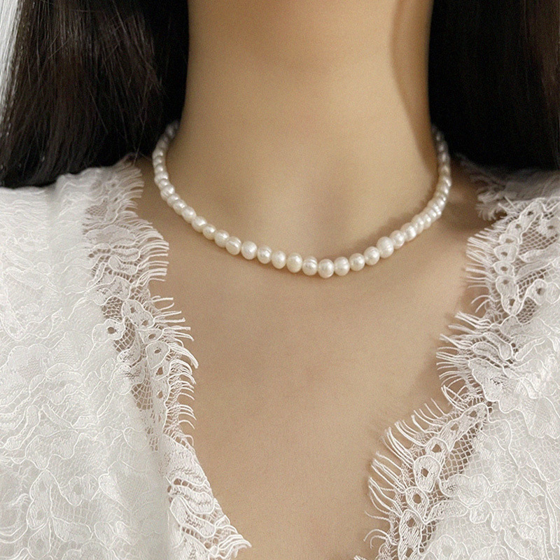 Luxurious Geometric Pearl Beaded Necklace
