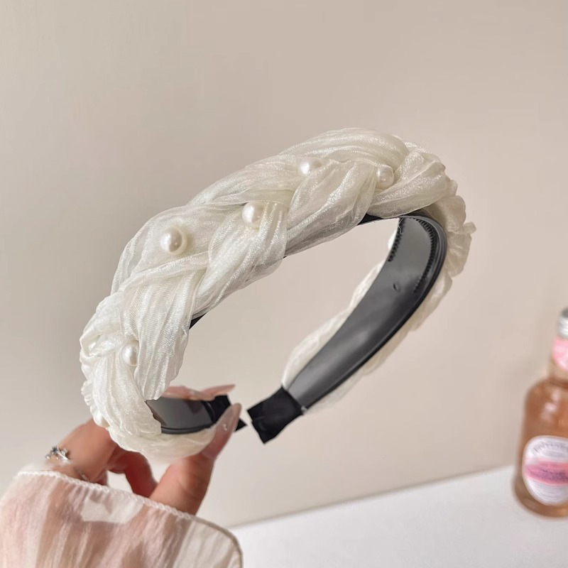 El mismo tipo de correa de ciervo blanco aumenta la altura de la correa de cabello plegada de la parte superior del cráneo. Las tarjetas de cabello de primavera muestran cara pequeña en 2025.