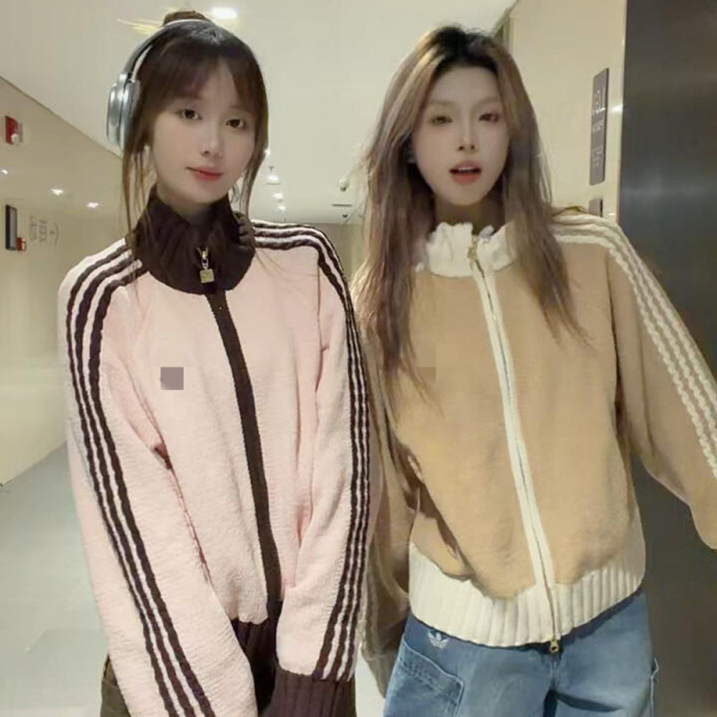 High-quality vintage American-style long-sleeve stand-up collar zip-up sweater jacket, casual loose-fitting versatile top by Song Yuqi High-quality vintage American-style long-sleeve stand-up collar zip-up sweater jacket, casual loose-fitting versatile top by Song Yuqi