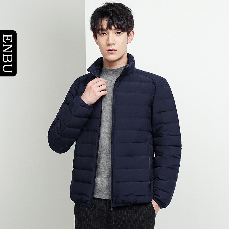 남자의 가을과 겨울 새로운 경량 다운 재킷 짧은 유행 원활한 수직 칼라 화이트 오리 다운 따뜻한 단색 심플 탑
