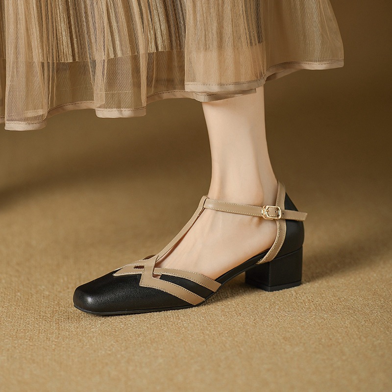 Sandal nữ mũi nhọn quai chữ T gót vuông cổ điển phối màu da bò — đen