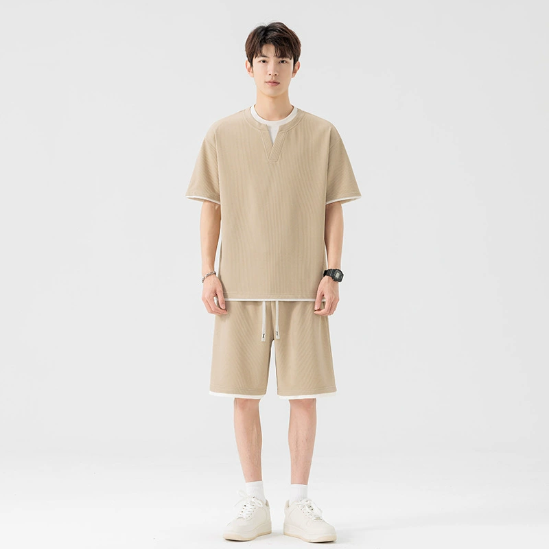 Мужская летняя футболка 2025 года, американский ретро-дизайн, имитация двухслойной, с V-образным вырезом, коротким рукавом, свободного кроя, простая, универсальная, с коротким рукавом.