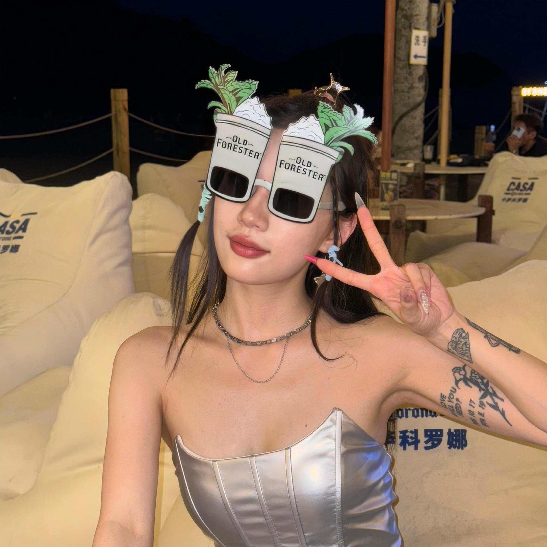 灰色酒杯眼镜