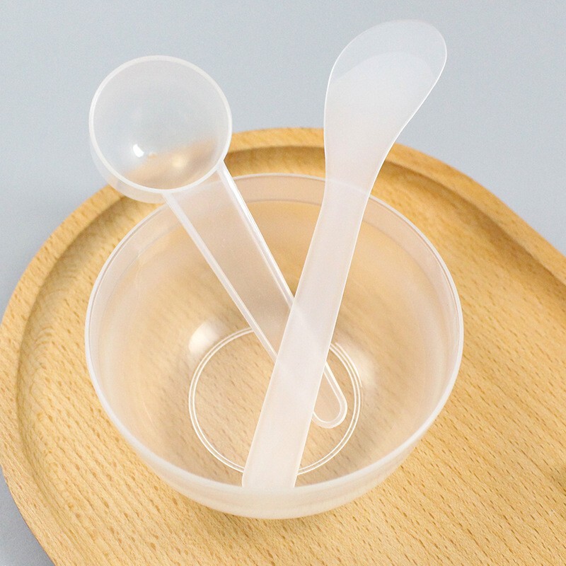 マスクの碗のマスクの棒のマスクのマスクはプラスチックの碗の攪拌の棒をこすります。|undefined