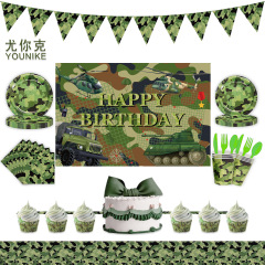 軍事迷彩のテーマのパーティーは旗の子供の誕生日のパーティーを引っ張ります。