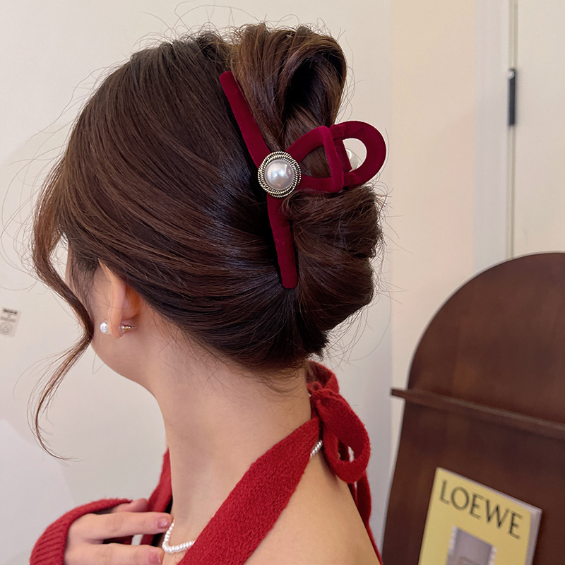 黒い大きいサイズのベルベットはツバキの花を挟んで高級感があります。